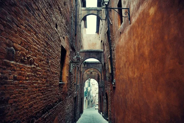 Straatzicht Met Oude Gebouwen Poort Siena Italië — Stockfoto