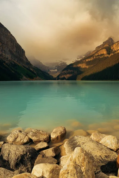 Lago Louise Parque Nacional Banff Com Montanhas Floresta Canadá — Fotografia de Stock