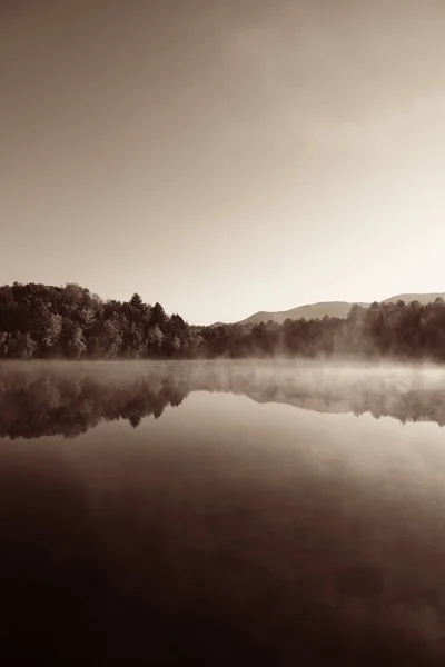 Névoa de folhagem de outono do lago — Fotografia de Stock