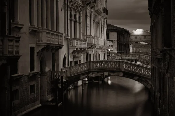 Vista Del Canal Venecia Por Noche Con Puente Edificios Históricos — Foto de Stock