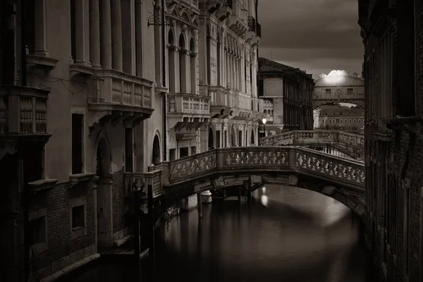 Venedig Kanal Utsikt Natten Med Bro Och Historiska Byggnader Italien — Stockfoto