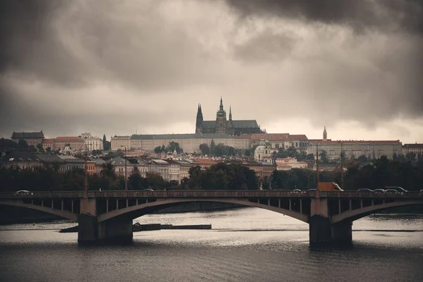 Prager Skyline und Brücke — Stockfoto