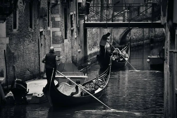 Passeio Gôndola Canal Com Edifícios Históricos Veneza Itália — Fotografia de Stock