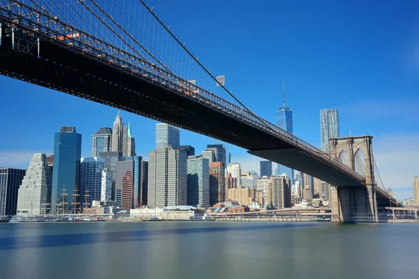 Brooklyn Bridge en de binnenstad van Manhattan — Stockfoto