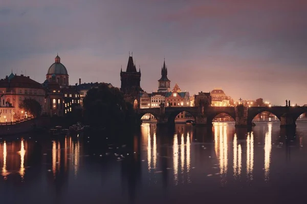 Prager Skyline und Brücke — Stockfoto