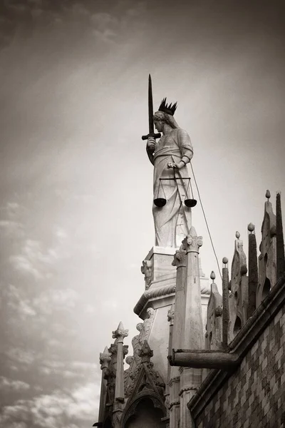 Estátua Telhado Edifícios Históricos Veneza Itália — Fotografia de Stock