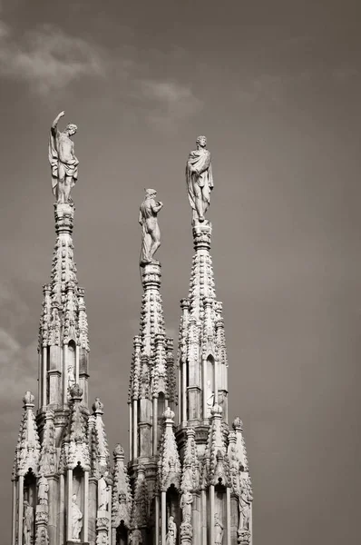 Standbeeld Top Van Kathedraal Het Centrum Van Milaan Stad Italië — Stockfoto