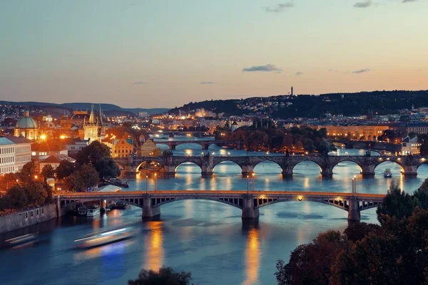 Skyline de Praga y puente — Foto de Stock