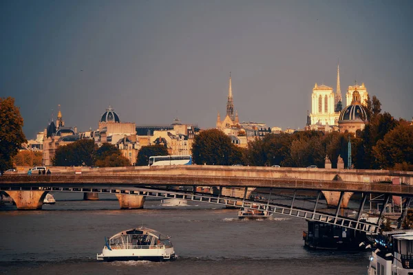 Париж Река Мостом Исторической Архитектурой — стоковое фото