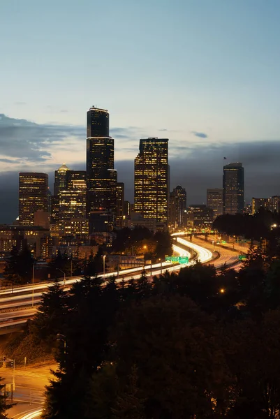 Seattle Stadsutsikt Med Urban Arkitektur Och Trafikljusspår Skymningen — Stockfoto