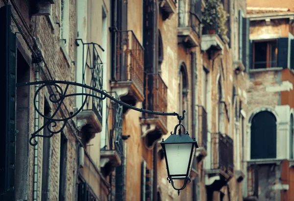 Lamp Straat Met Historische Gebouwen Venetië Italië — Stockfoto