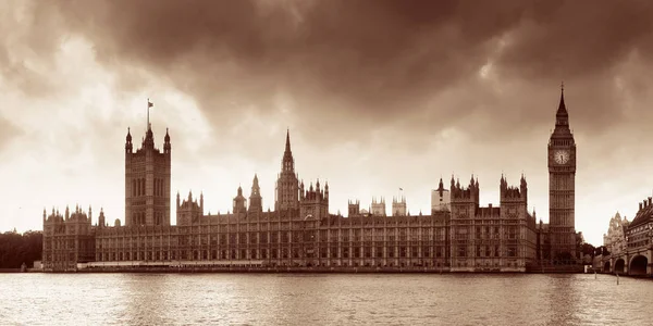 伦敦威斯敏斯特的国会大厦全景 — 图库照片