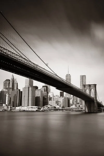 Brooklyn Bridge a centra Manhattanu — Stock fotografie