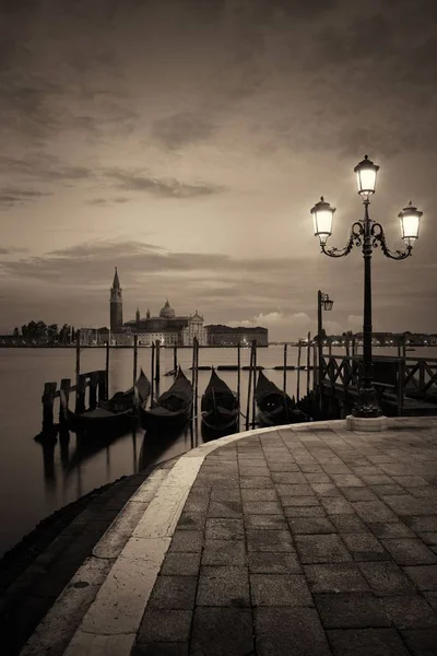 Góndola y la isla de San Giorgio Maggiore temprano en la mañana — Foto de Stock