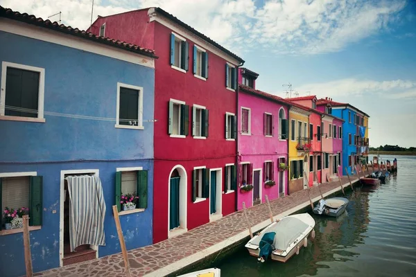 Colorful Burano canal — Stock Photo, Image