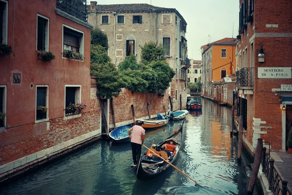 Gondola del canale di Venezia — Foto Stock