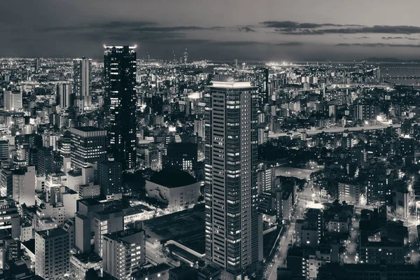 夜の屋上から大阪市街を一望できます — ストック写真