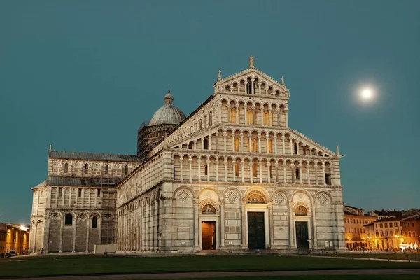 月の夕暮れ時にイタリア ピサのドゥオモ広場 または奇跡の広場 にある大聖堂 — ストック写真