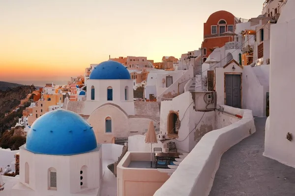 Santorini skyline tramonto cupola blu — Foto Stock