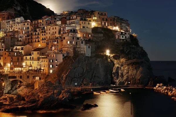 Manarola Con Vistas Mar Mediterráneo Salida Luna Con Edificios Sobre —  Fotos de Stock