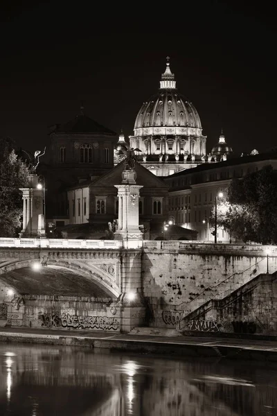 Rzeka Tyber Rzymie Bazyliką Piotra Ponte Vittorio Emanuele Nocy — Zdjęcie stockowe