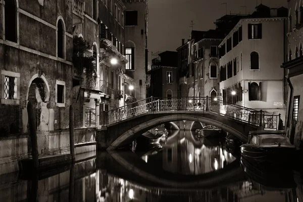 Vista Del Canal Venecia Por Noche Con Puente Edificios Históricos — Foto de Stock