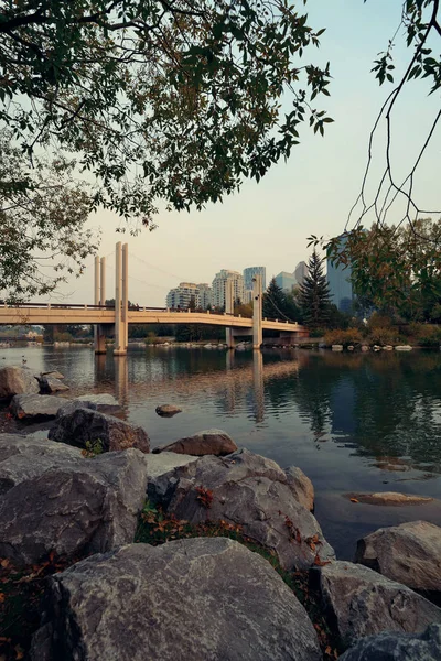 Ponte Sobre Rio Bow Com Rocha Ilha Príncipe Calgary Canadá — Fotografia de Stock