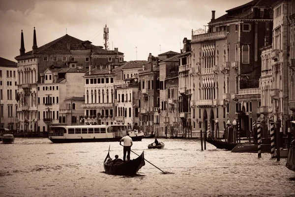 Góndola en canal en Venecia — Foto de Stock