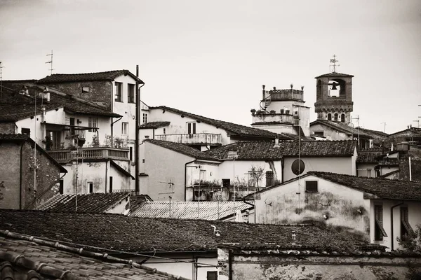 イタリアで異なるスタイルのルッカの屋根 — ストック写真