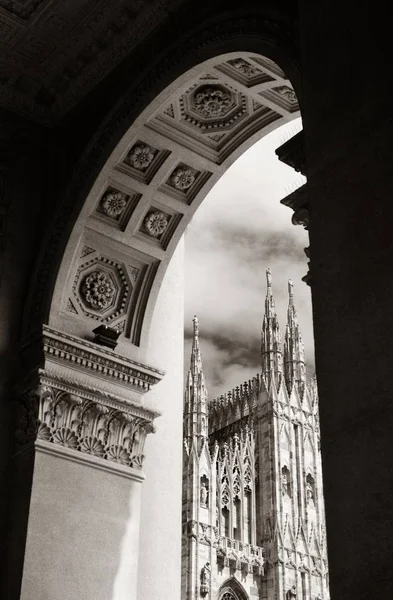 Catedral Milão Vista Através Arco Itália — Fotografia de Stock