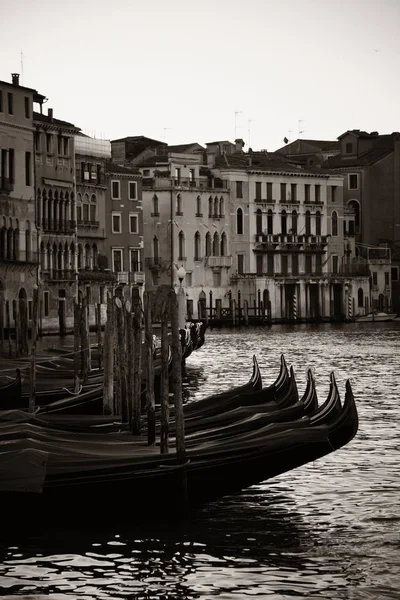 Venezia gondola in canale — Foto Stock