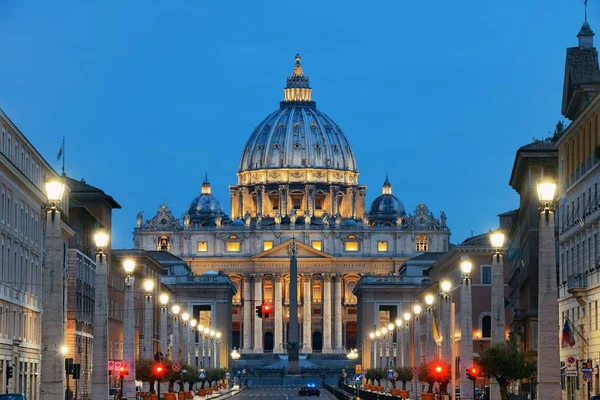 St Peter's Basilica och street — Stockfoto