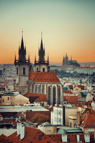 Vårfrukyrkan Innan Týn sunset — Stockfoto