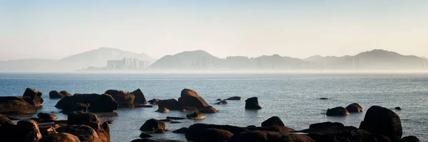 福建省厦门市天际线全景与海岸岩石 — 图库照片