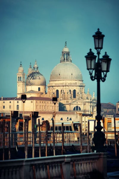 Santa Maria Della Salute Kostel Pohled Ulici Silniční Lampy Benátkách — Stock fotografie