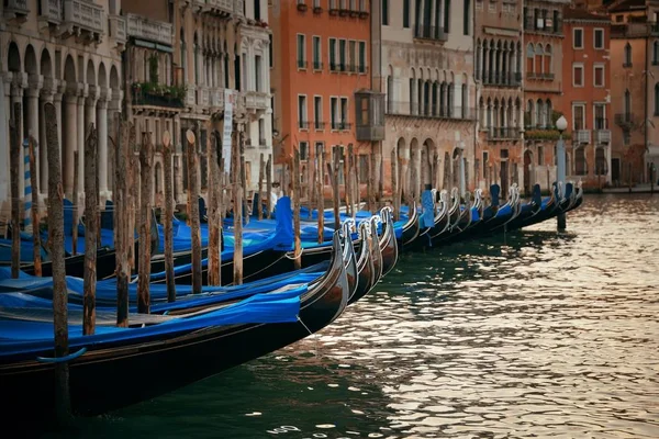 Venezianische Gondel im Kanal — Stockfoto