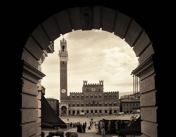 City Hall Bell Tower Vista Partir Archway Siena Itália — Fotografia de Stock