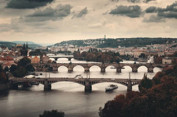 Prag skyline och bridge — Stockfoto