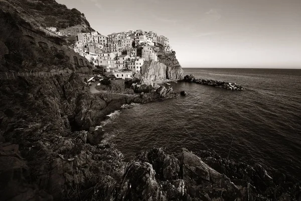 Manarola Kilátás Nyílik Földközi Tengerre Épületek Sziklafal Felett Cinque Terre — Stock Fotó