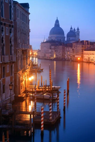 Gran Canal de Venecia amanecer y barco — Foto de Stock