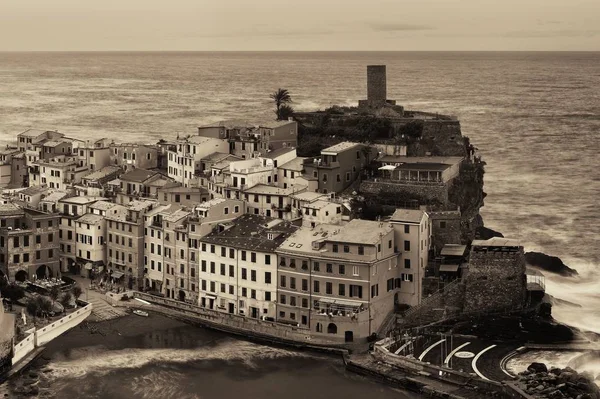 イタリア チンクテレの海の上の岩の上に建物とVernazza — ストック写真