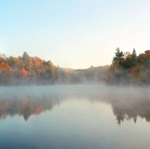 Névoa de folhagem de outono do lago — Fotografia de Stock