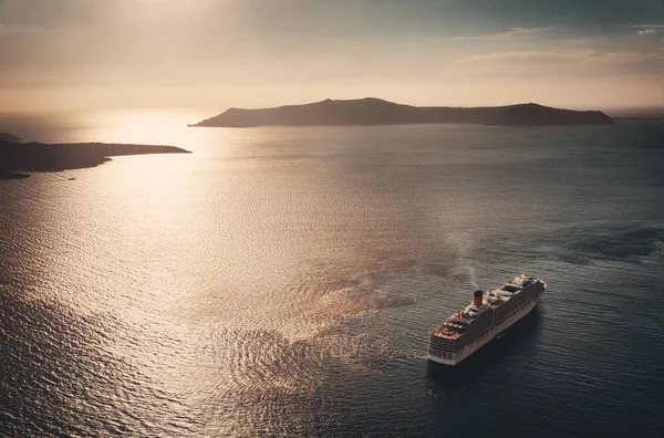 Isla de Santorini con atardecer de crucero —  Fotos de Stock