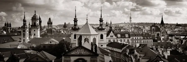 Vista panorámica de la azotea del horizonte de Praga — Foto de Stock