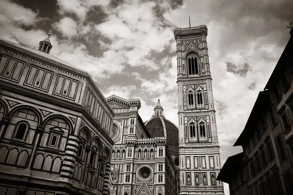 Duomo Santa Maria Del Fiore close-up na rua BW — Fotografia de Stock