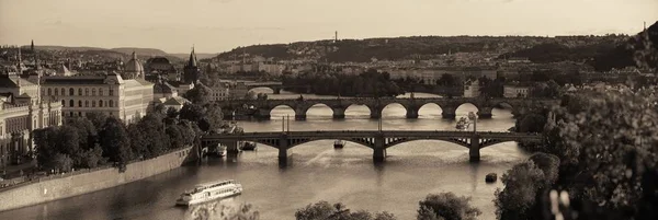 Skyline de Praga y puente — Foto de Stock