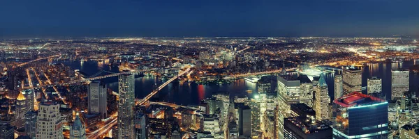 屋上からの夜景パノラマニューヨーク市街地の高層ビル群 — ストック写真