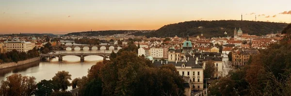 Praga skyline e ponte — Fotografia de Stock