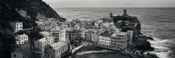 Vernazza Épületek Sziklák Felett Panoráma Tengerre Cinque Terre Olaszország — Stock Fotó