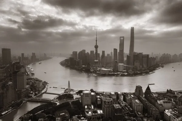 Shanghai Pudong iş bölgesi ile şehir havadan görünümü